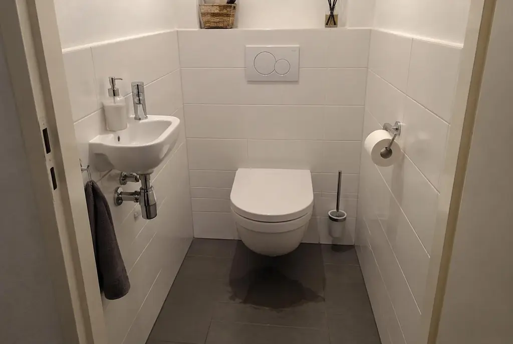 Lekdetectie Berkel en Rodenrijs – natte vloer bij een toilet