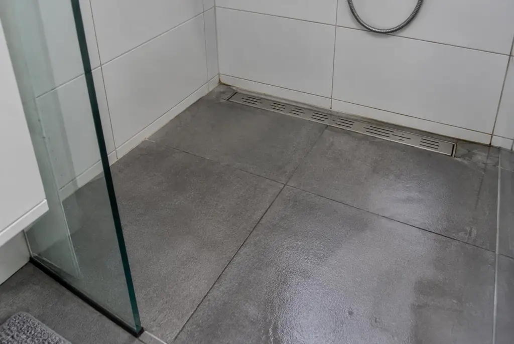 Lekdetectie Berkel en Rodenrijs – lekkende inloopdouche met natte voegen