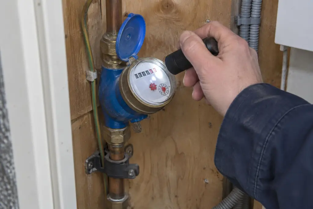 Lekdetectie Berkel en Rodenrijs – watermeter in de meterkast controleren met een zaklamp